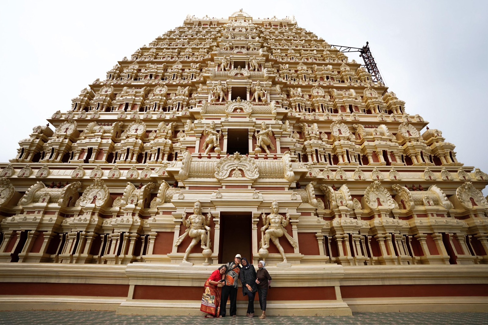 Jakarta Murugan Temple, kuil bergaya India Selatan yang berdiri megah di Kalideres, Jakarta Barat. (X@kotajakbar)